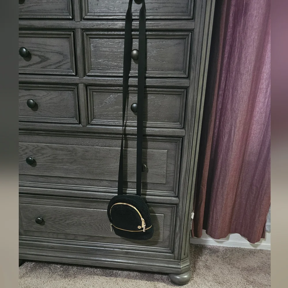 Lululemon Crossbody Bag - Picture 7 of 8